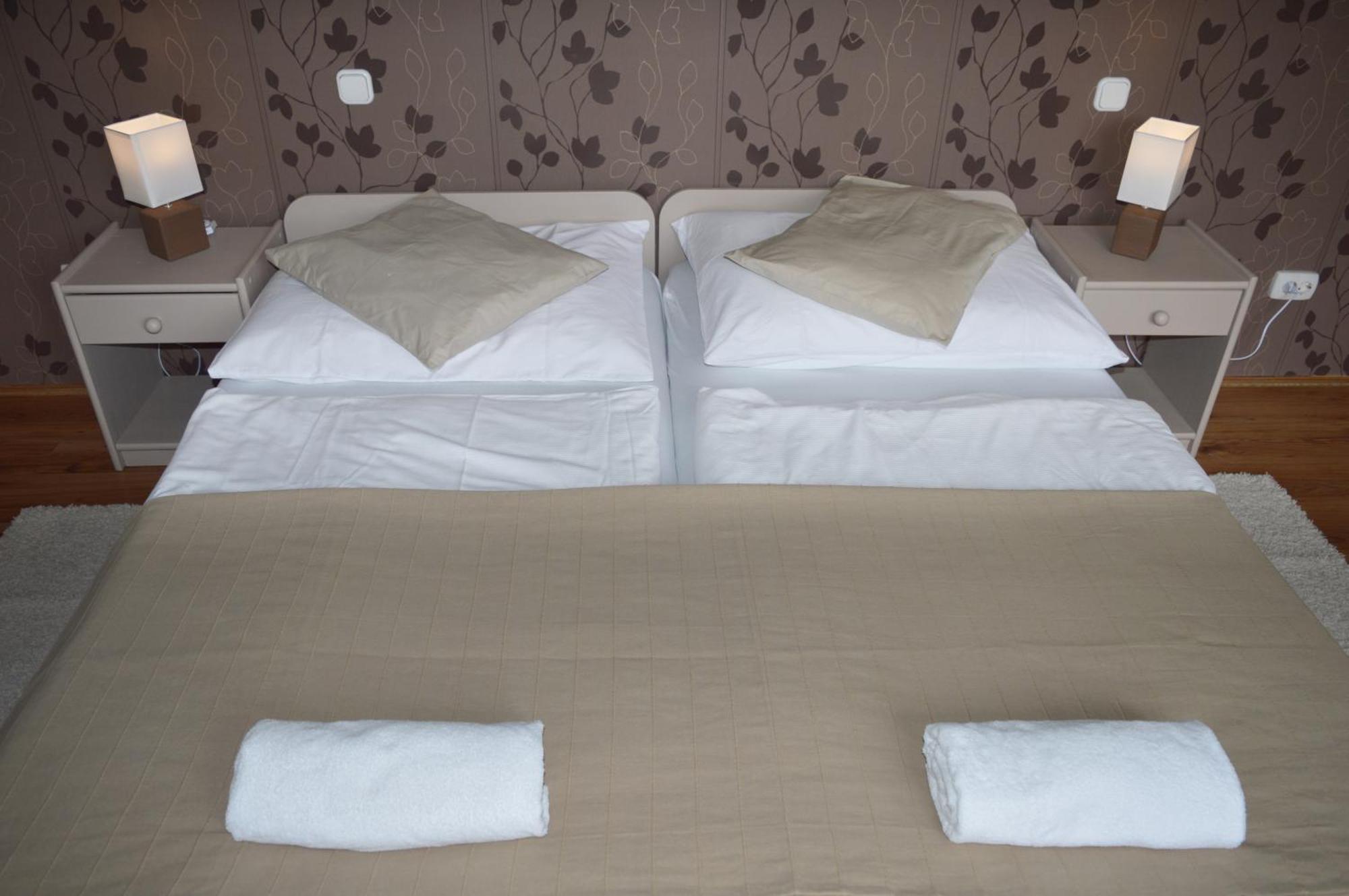Pollushof Panzio Es Etterem Bed & Breakfast Csolnok Room photo